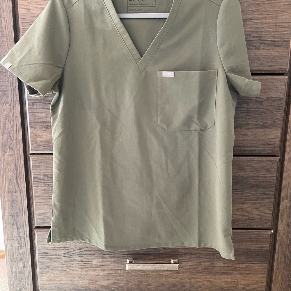 Figs scrub top